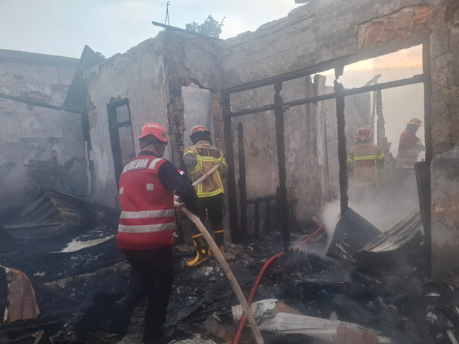 Aksi Sigap Brimob Padamkan Kebakaran di Bangun Reksa Balikpapan Utara