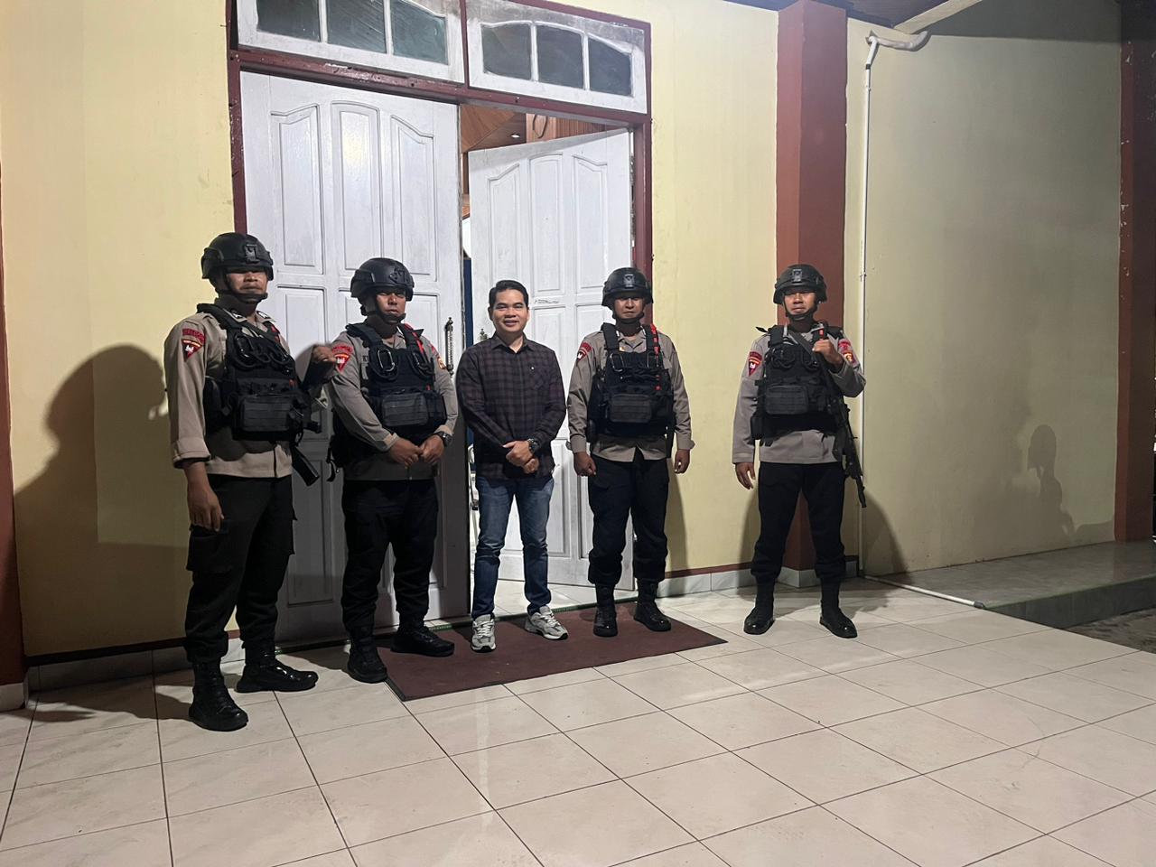 Pastikan Ibadah Berjalan Khidmat, Brimob Kompi 2 Batalyon C Amankan Gereja di Malam Hari