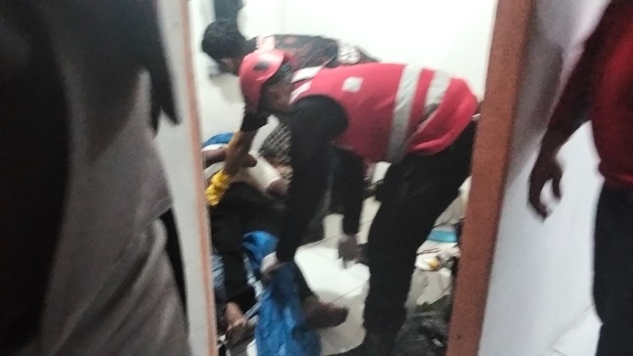 Pria di Balikpapan Ditemukan Tewas di Dalam Rumah Kos, Brimob Bantu Evakuasi