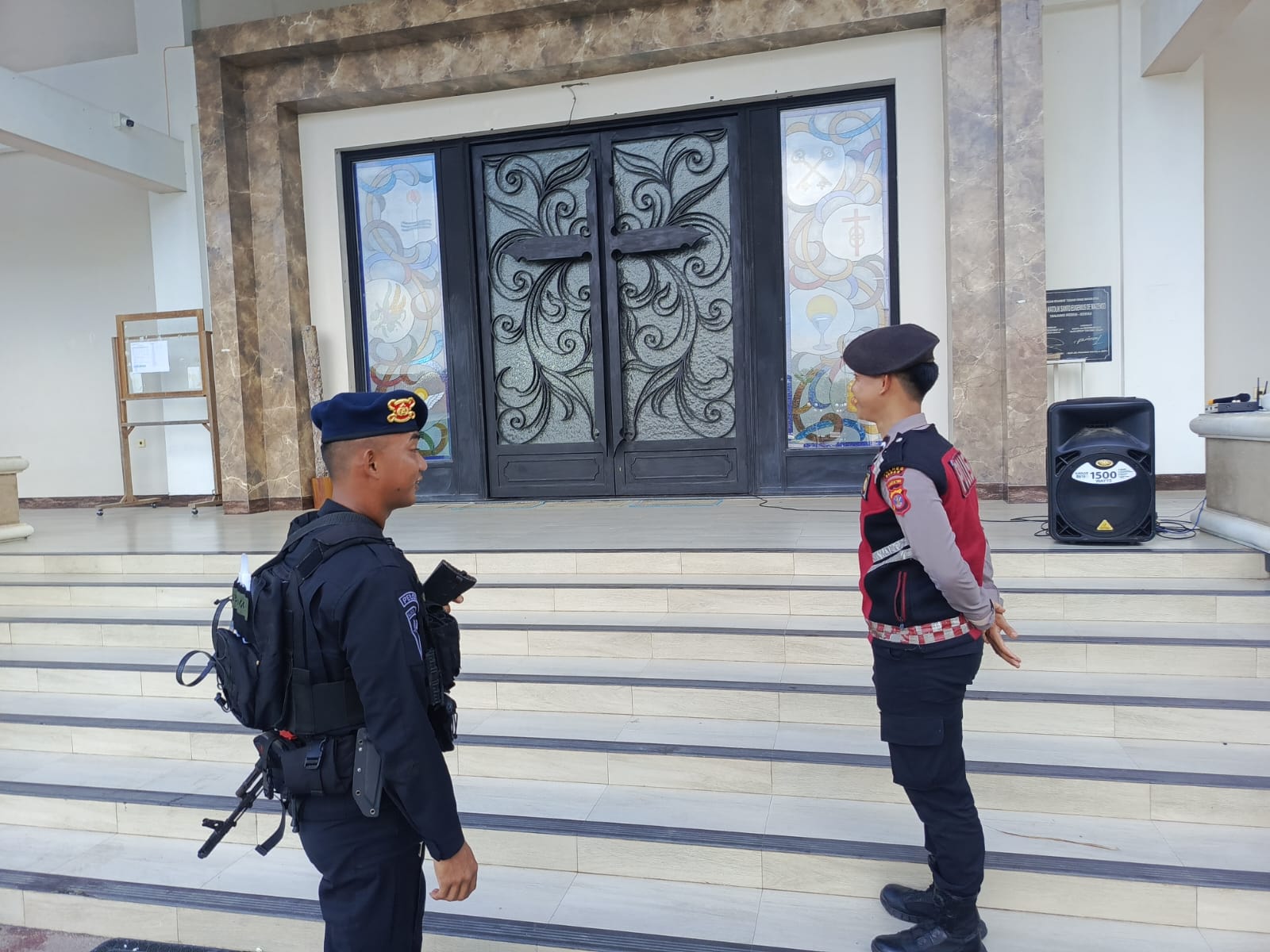 Kawal Kekhusyukan Ibadah Minggu, Kompi 3 Batalyon C Pelopor Satbrimob Polda Kaltim Amankan Sejumlah Gereja di Berau