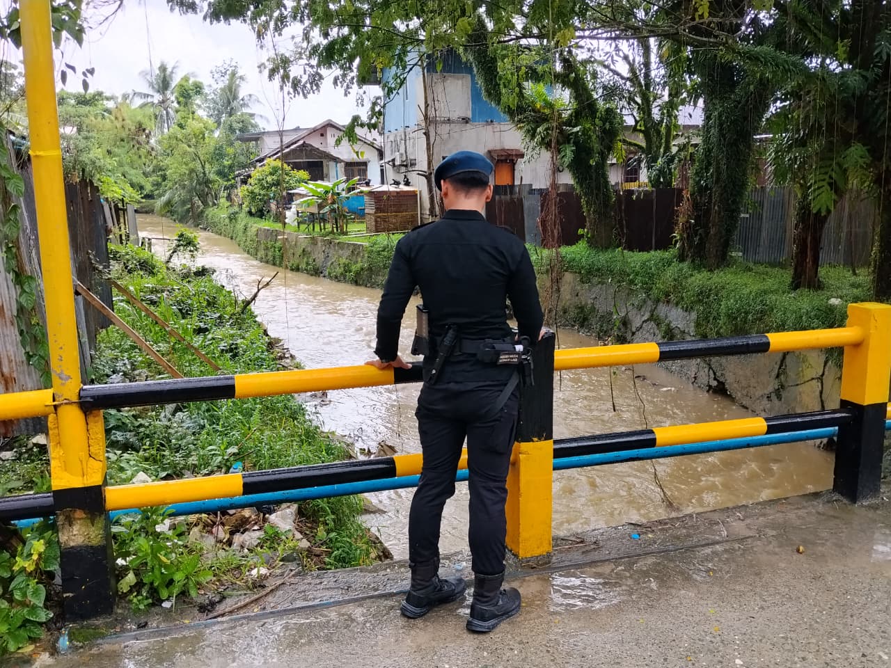 Antisipasi Cuaca Ekstrem, Detasemen Gegana Satbrimob Polda Kaltim Pantau Debit Air di Kawasan Rawan Banjir Jalan MT Haryono