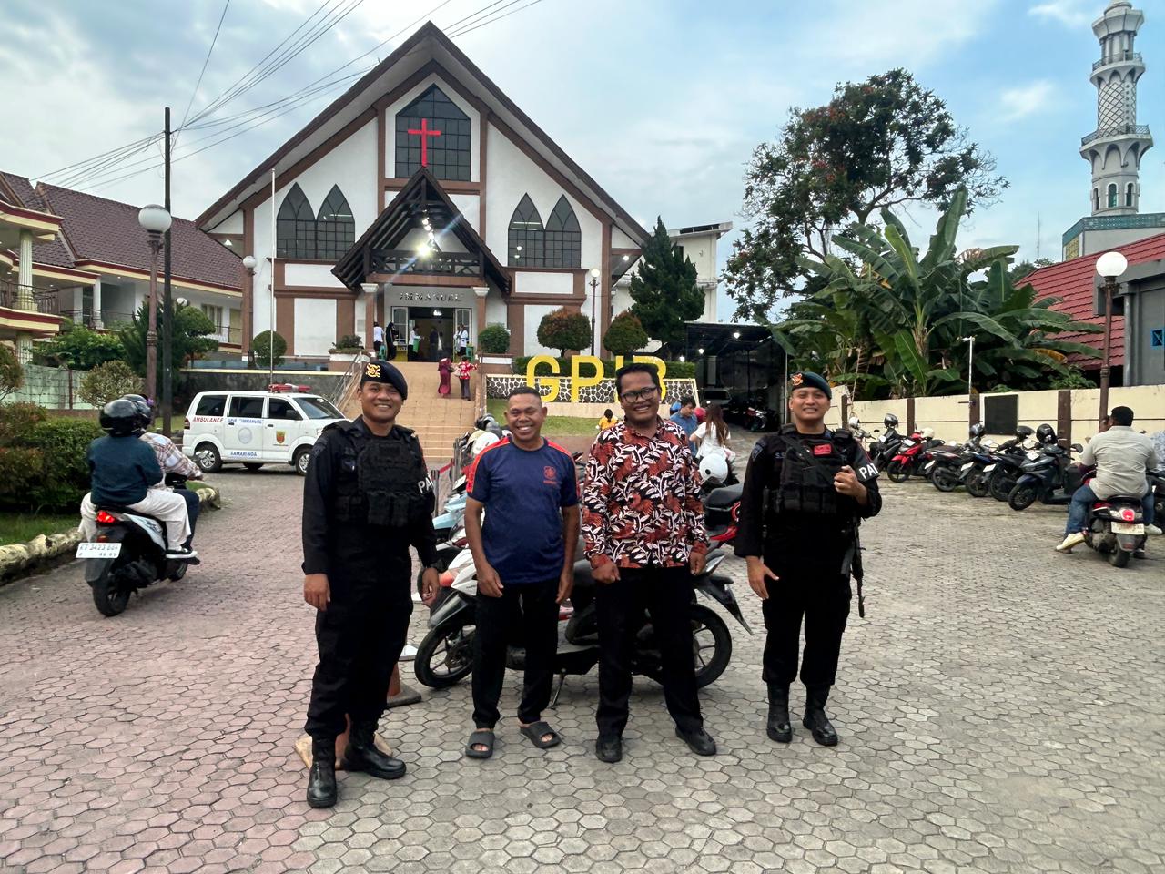 Kawal Ibadah Minggu Sore, Batalyon B Pelopor Satbrimob Polda Kaltim Jamin Keamanan Dua Gereja Besar di Samarinda