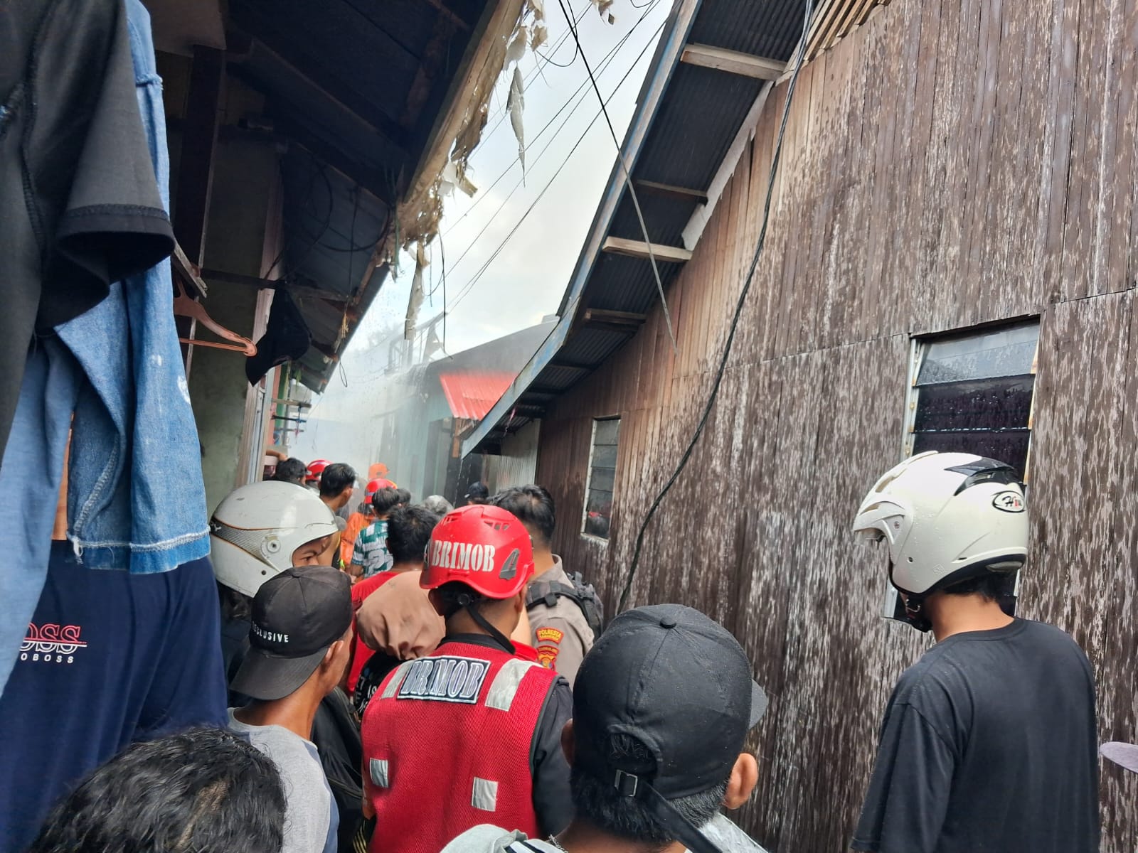 Respons Cepat Bencana, Batalyon B Pelopor Satbrimobda Kaltim Padamkan Kebakaran di Samarinda Seberang