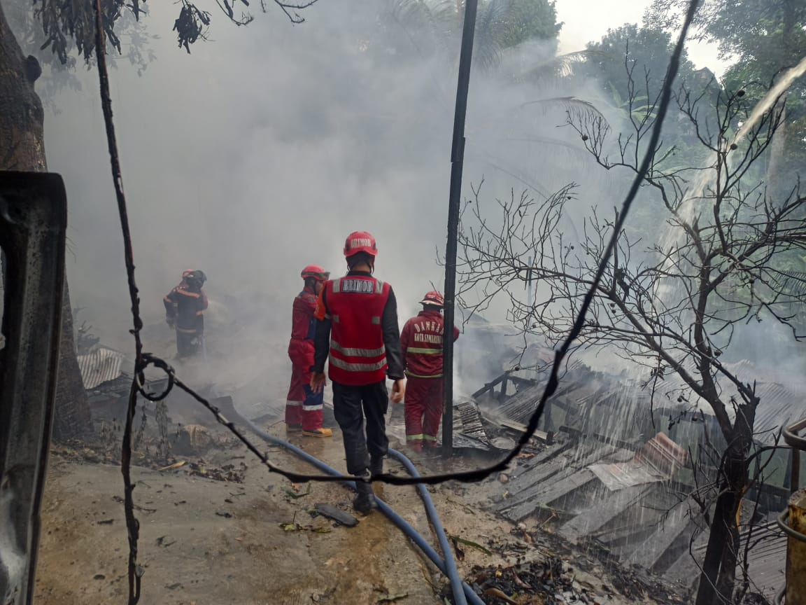 Gerak Cepat Respons Bencana, Batalyon B Pelopor Satbrimobda Kaltim Padamkan Kebakaran di Samarinda