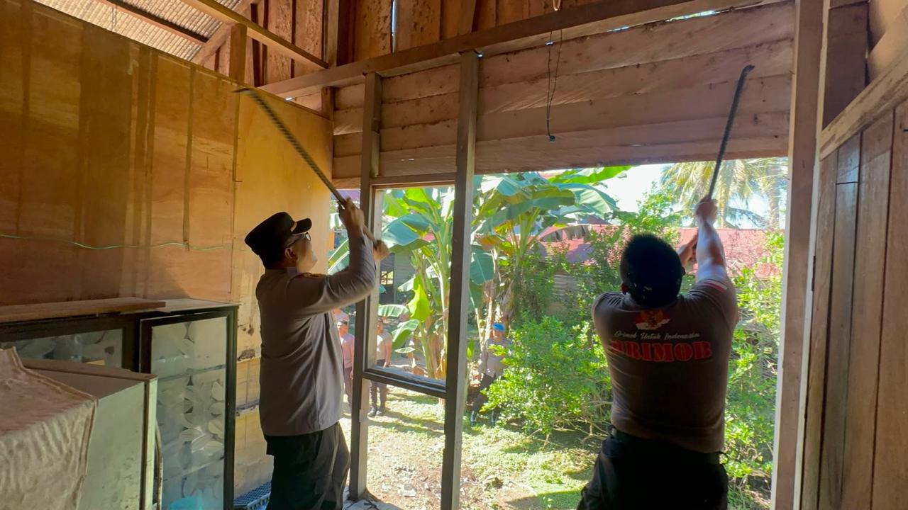 Sambut HUT Bhayangkara ke-80, Kompi 3 Batalyon C Pelopor Gelar Bedah Rumah di Kampung Pegat Bukur Berau