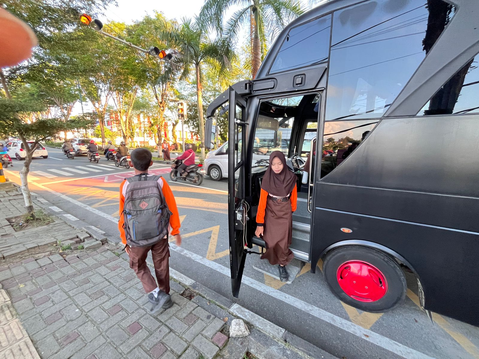 Dukung Sektor Pendidikan, Detasemen Gegana Satbrimob Polda Kaltim Layani Pengantaran Bus Sekolah Gratis di Balikpapan