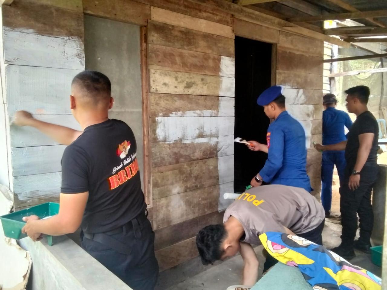 Sambut HUT Bhayangkara ke-80, Kompi 3 Batalyon C Pelopor Bedah Rumah Warga di Tanjung Redeb