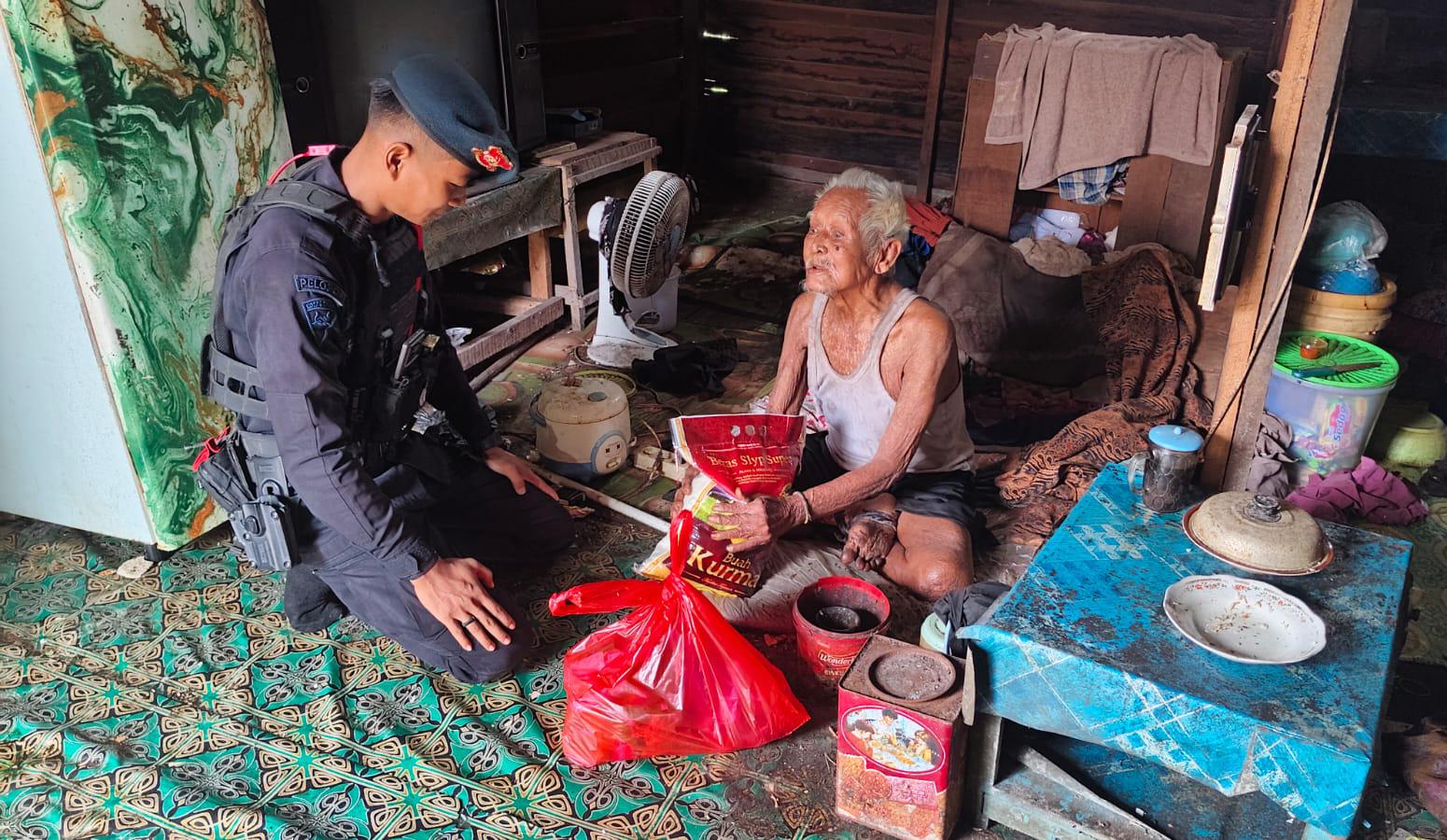 Bakti Brimob Untuk Masyarakat, Kompi 1 Batalyon C Pelopor Salurkan Bantuan Kemanusiaan di Karang Joang