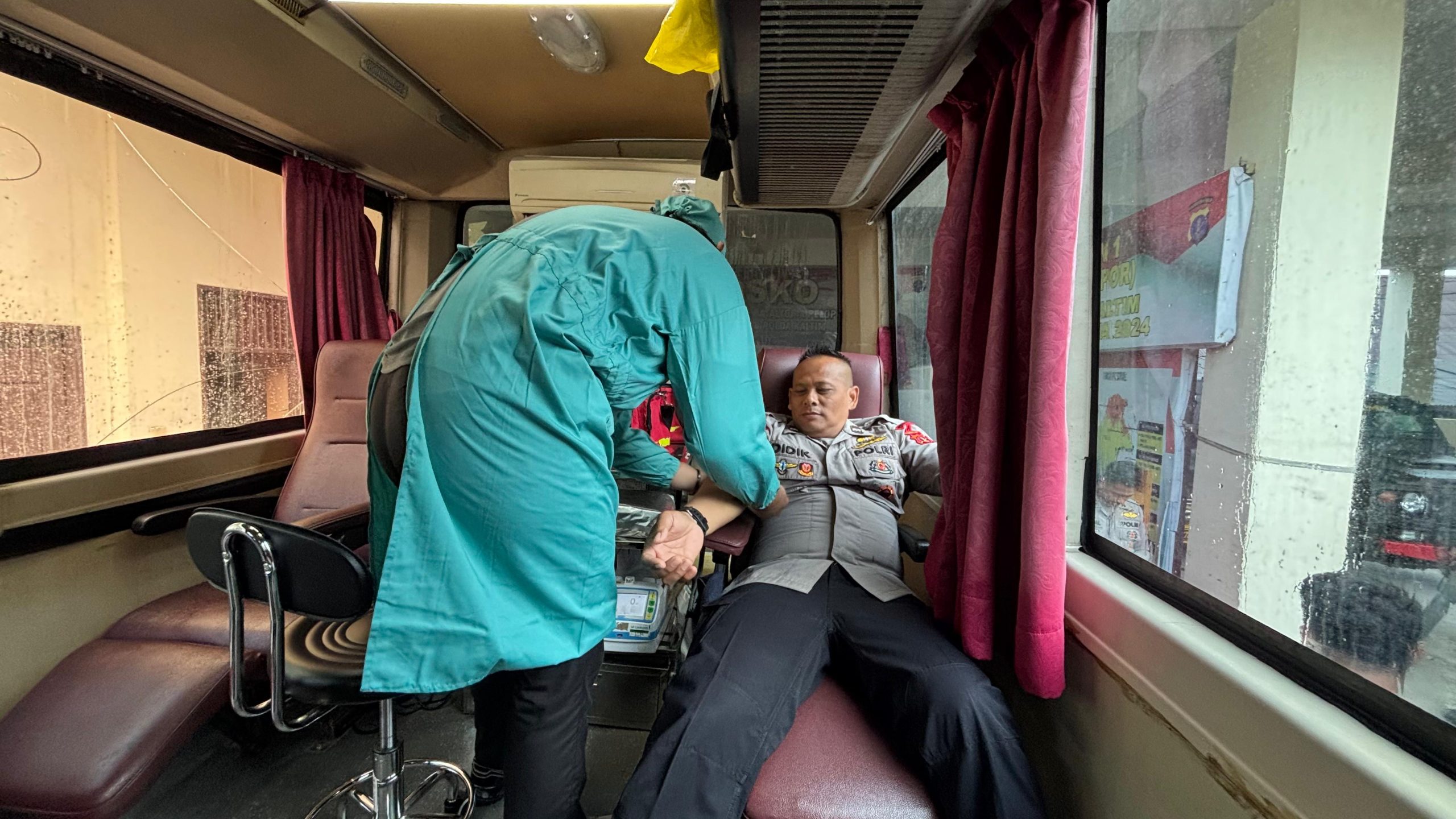 Personel Batalyon A Brimob Kaltim Ikuti Donor Darah dalam Rangka Hari Bhayangkara ke-80