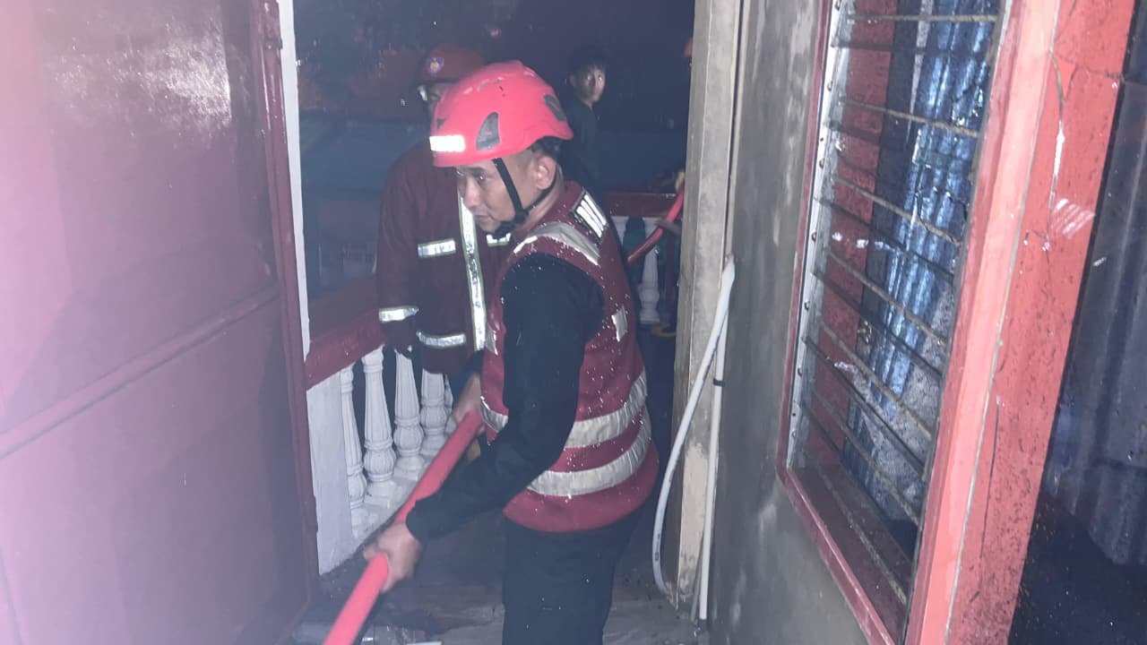 Kebakaran di Jl. Dahor 3 Balikpapan Barat, Brimob Bantu Padamkan Api dan Evakuasi Korban