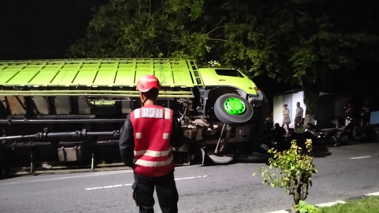 Dini Hari, Brimob Datangi Lakalantas di Gn. Bakaran Balikpapan