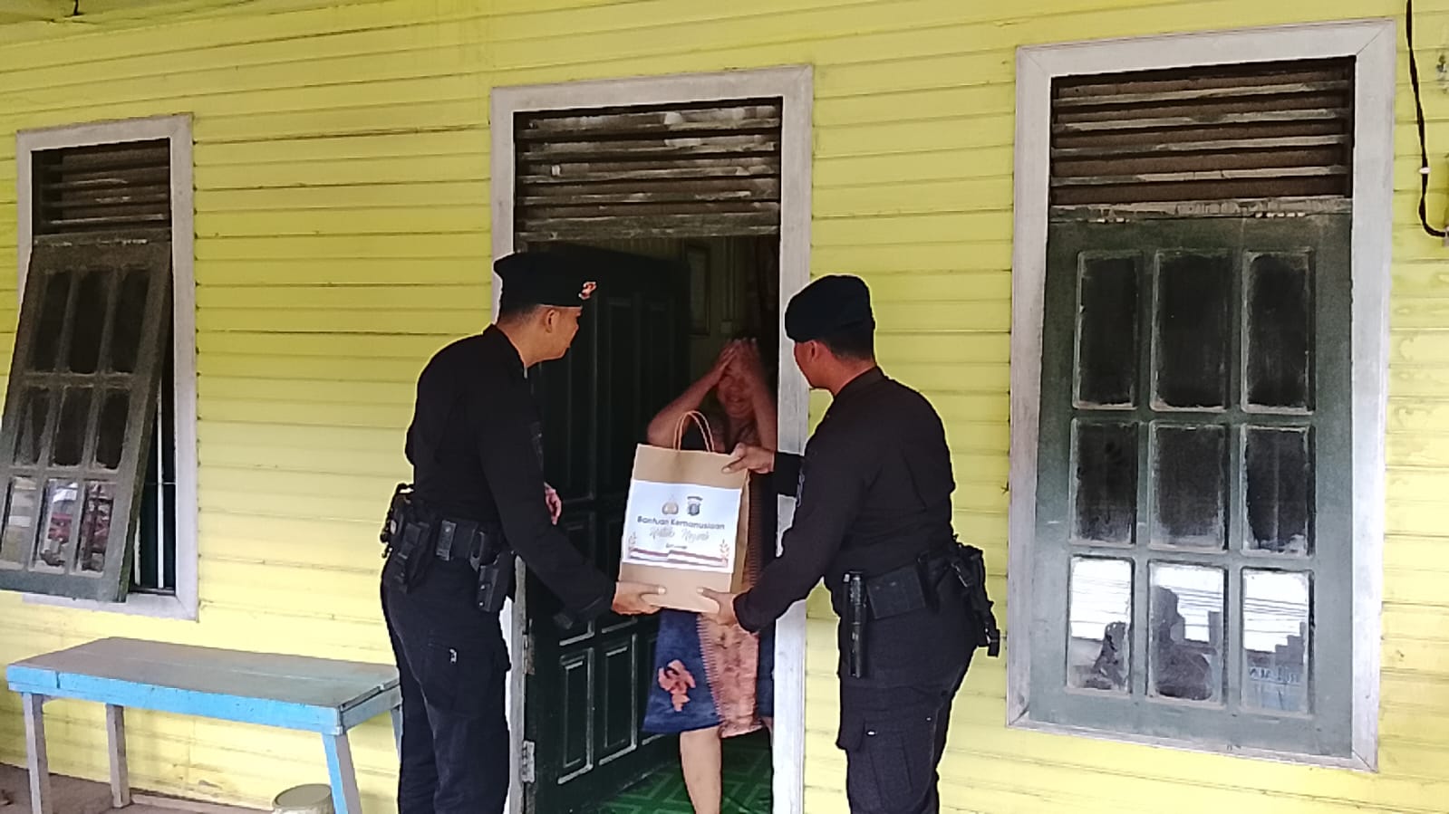 Wujud Kepedulian, Brimob Kompi 3 Batalyon C Pelopor Salurkan Bantuan Kemanusiaan untuk Negeri