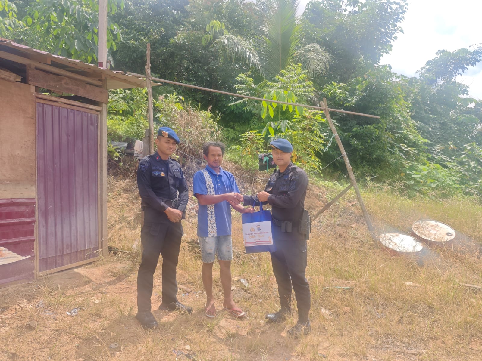 Bakti Brimob Untuk Masyarakat, Kompi 3 Batalyon C Pelopor Salurkan Bantuan di Berau