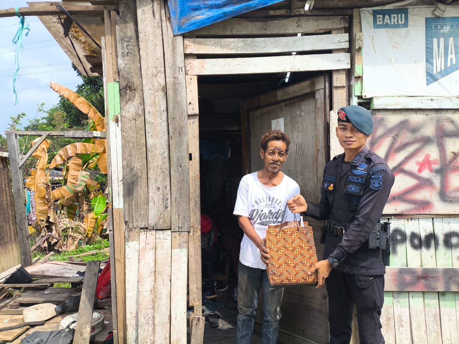 Bakti Brimob Untuk Masyarakat, Kompi 1 Batalyon C Pelopor Salurkan Bantuan Kemanusiaan di Balikpapan Utara