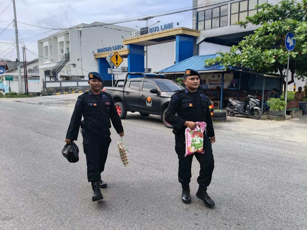 Batalyon B Pelopor Satbrimob Polda Kaltim Salurkan Bantuan Bapokting di Samarinda Seberang