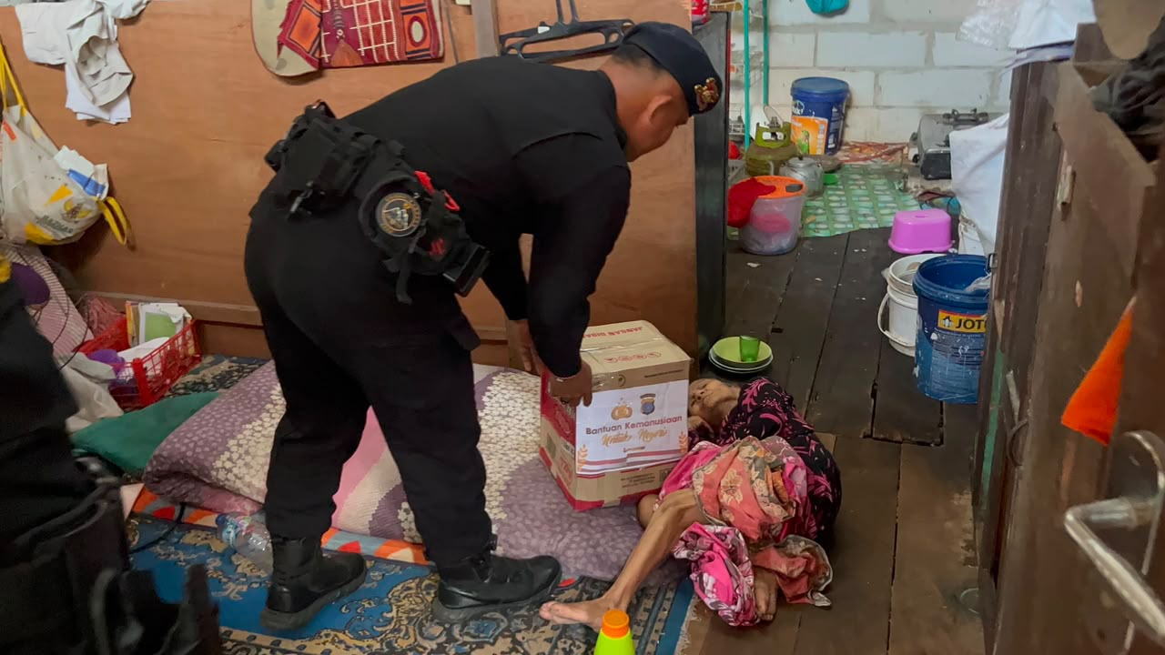 Wujud Kepedulian, Batalyon A Pelopor Satbrimob Polda Kaltim Salurkan Bantuan Bapokting di Balikpapan Barat