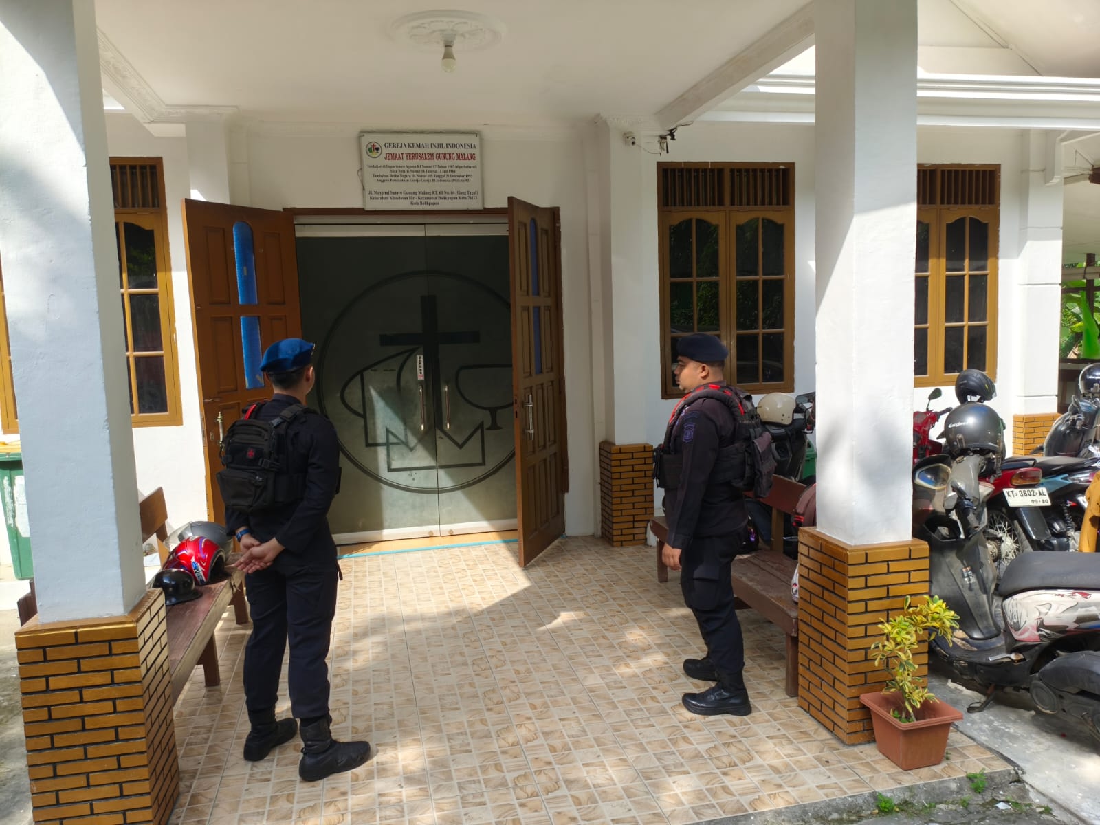 Wujudkan Kenyamanan Ibadah Minggu, Kompi 2 Batalyon A Pelopor Brimob Polda Kaltim Patroli Sejumlah Gereja di Balikpapan