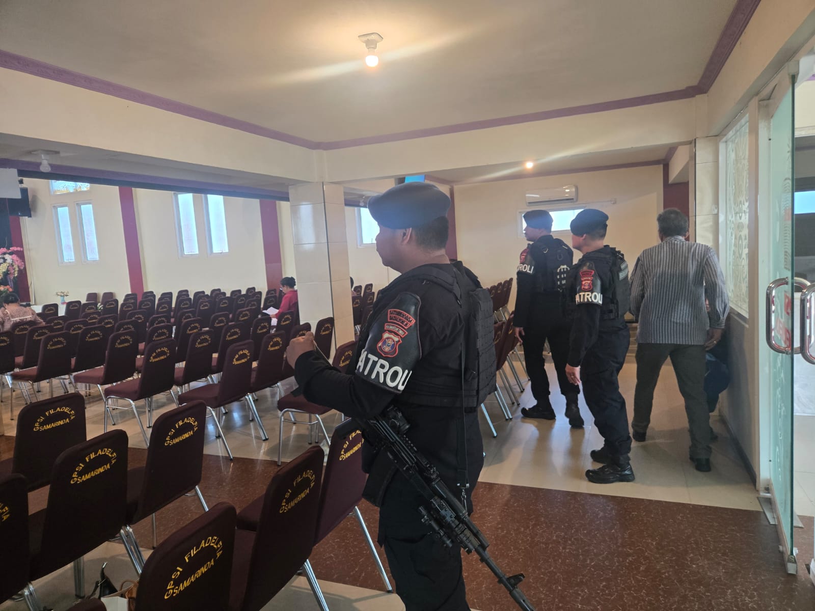 Pastikan Ibadah Minggu Berjalan Khidmat, Personel Batalyon B Pelopor Brimob Polda Kaltim Amankan Sejumlah Gereja di Samarinda
