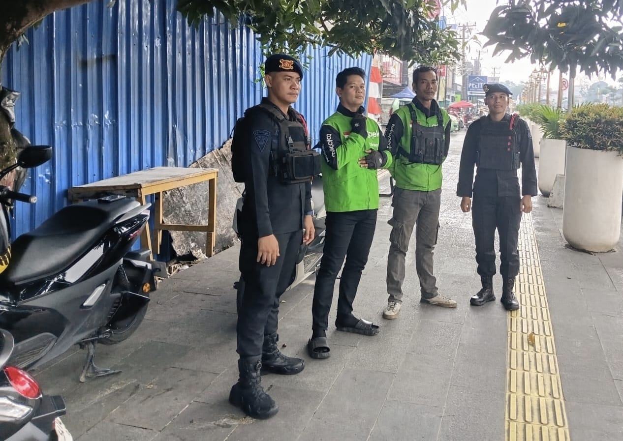 Perangi Judi Online, Patroli Brimob Balikpapan Sambangi Warga dan Berikan Edukasi Kamtibmas