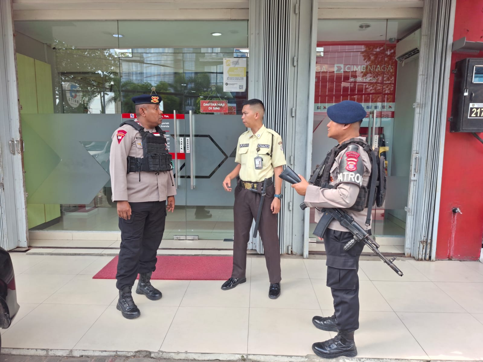 Sinergi Jaga Kamtibmas, Patroli Brimob Samarinda Sambangi Pasar Tradisional hingga Kantor PLN
