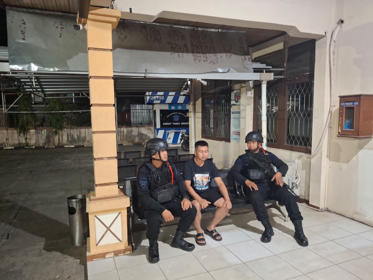 Jaga Stabilitas Kamtibmas, Personel Kompi 2 Batalyon C Pelopor Brimob Kaltim Amankan Samsat Tanah Grogot