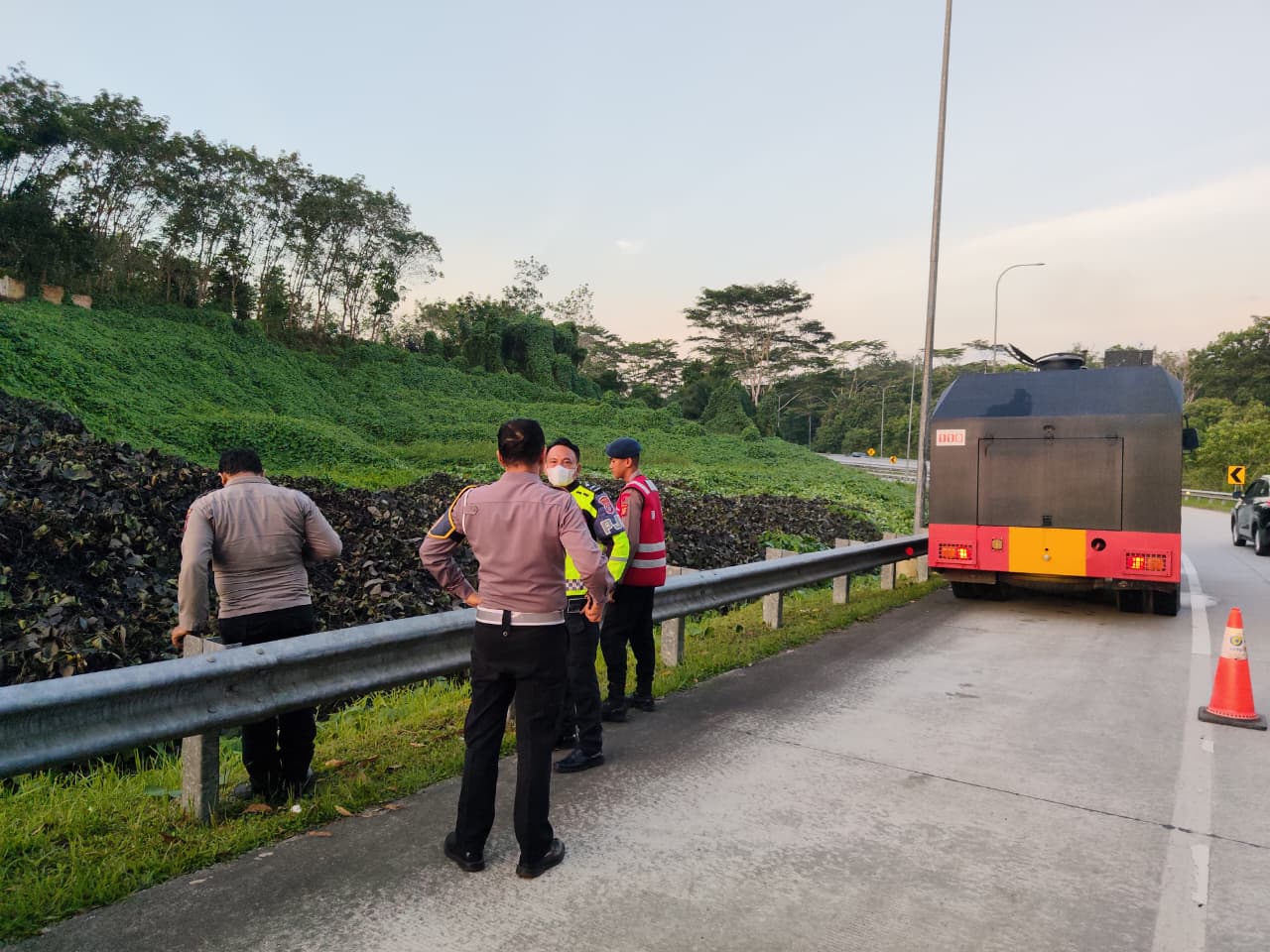 Respon Cepat Laporan Warga, Tim Patroli Batalyon C Pelopor Brimob Kaltim Padamkan Kebakaran Lahan di Balikpapan Utara