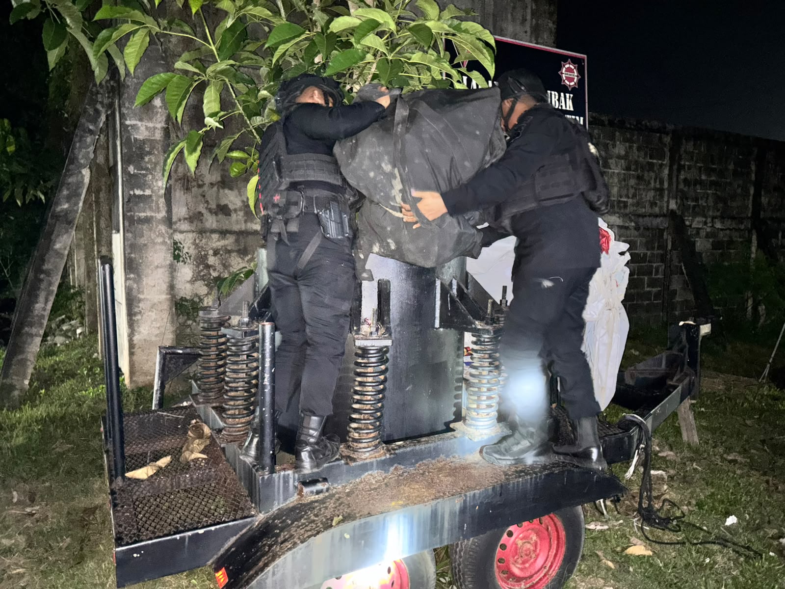 Tim Jibom Detasemen Gegana Satbrimob Polda Kaltim Evakuasi Proyektil Bom Militer Sisa PD II di Balikpapan
