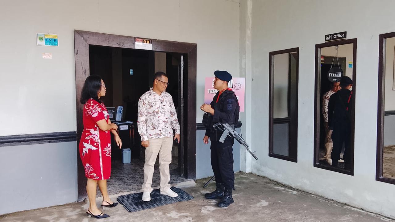Pastikan Kenyamanan Ibadah, Personel Kompi 3 Batalyon C Pelopor Brimob Kaltim Amankan Sejumlah Gereja