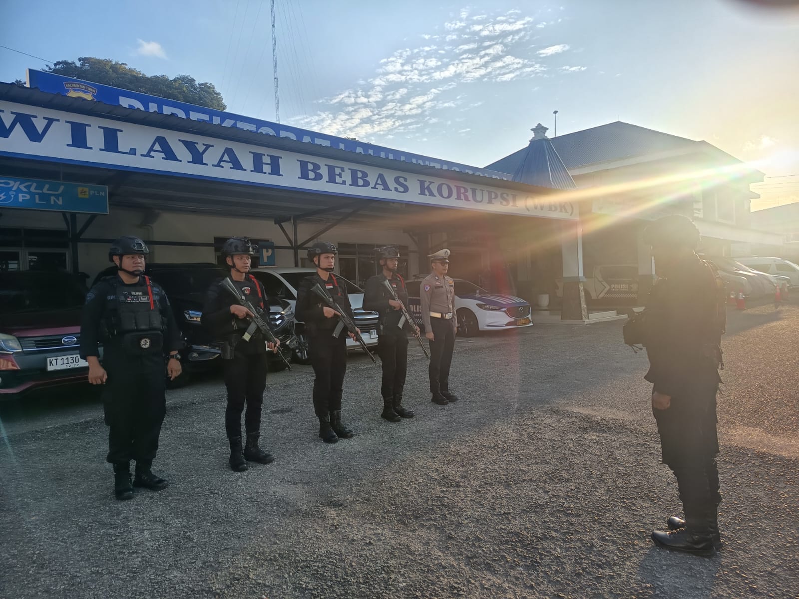 Personel Brimob Kaltim Siagakan Penjagaan di Kantor Samsat Direktorat Lalulintas Polda Kaltim