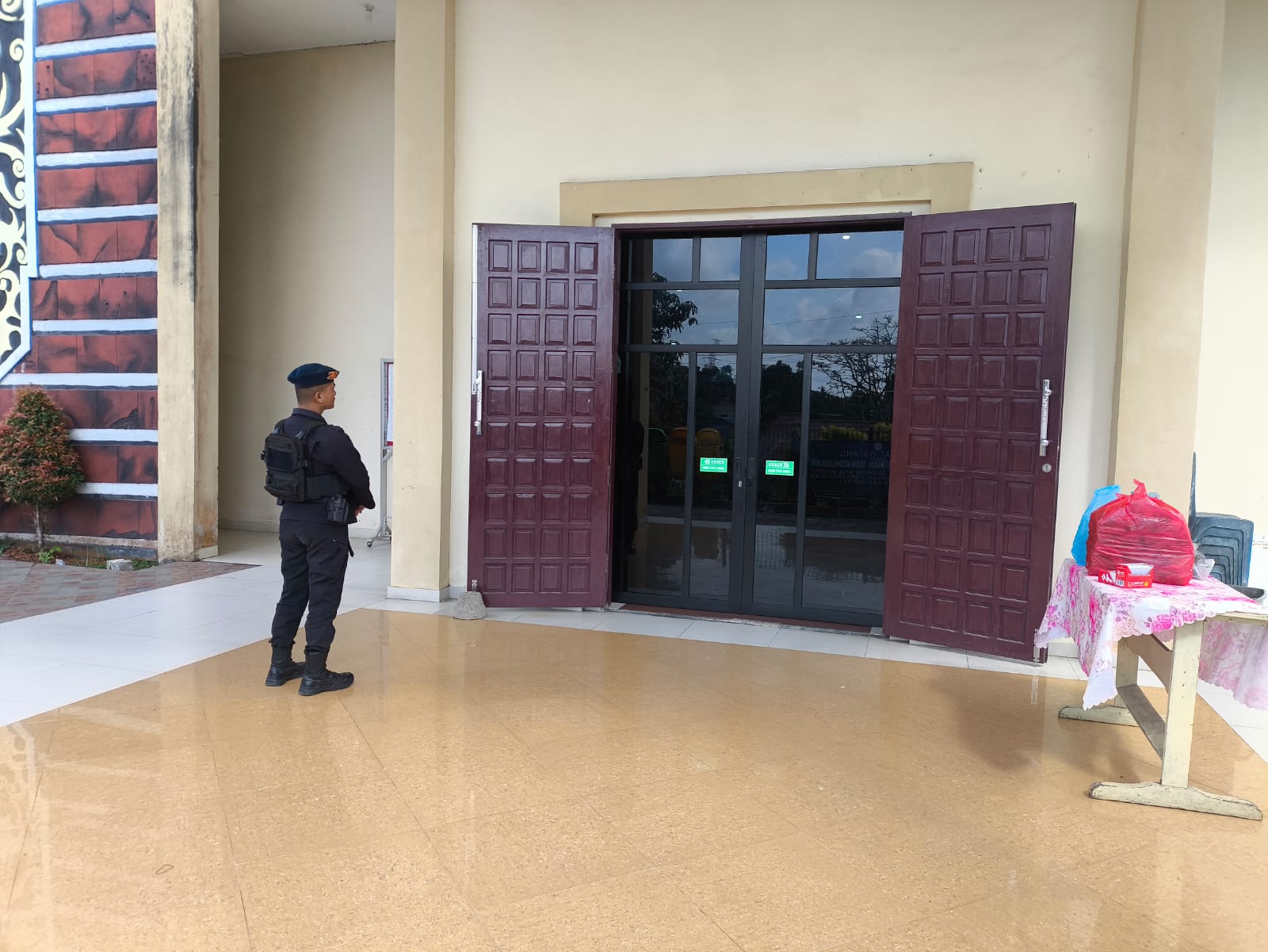 Jamin Kekhusyukan Ibadah, Kompi 1 Batalyon C Pelopor Brimob Kaltim Patroli di Gereja Balikpapan Utara