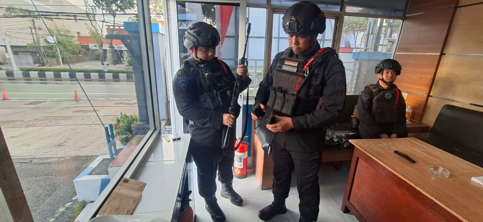 Perkuat Pengamanan Fasilitas Publik, Personel Brimob Kaltim Jaga Samsat Markoni Balikpapan