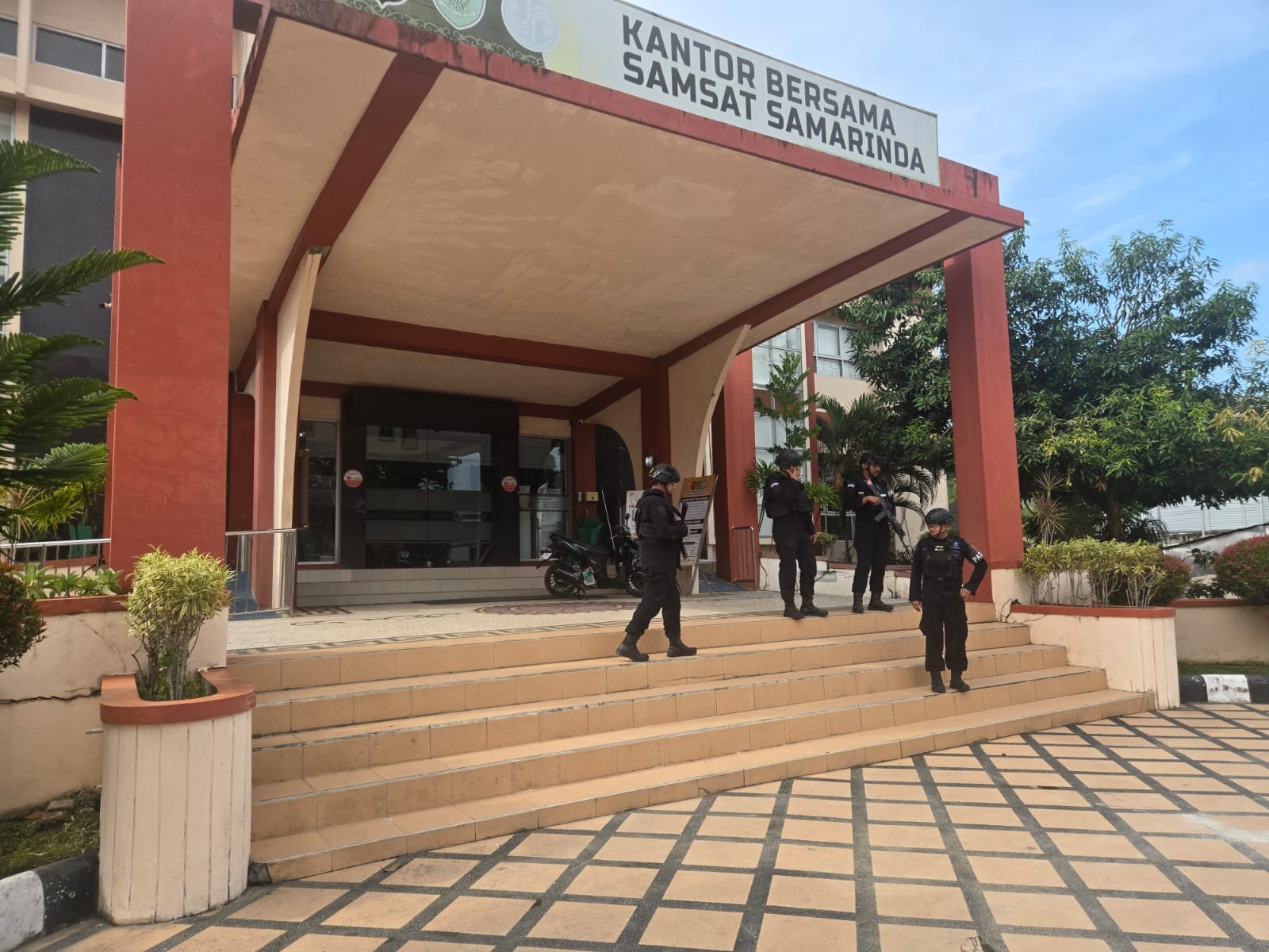 Batalyon B Pelopor Brimob Kaltim Amankan Kantor Samsat dan SPPG di Samarinda