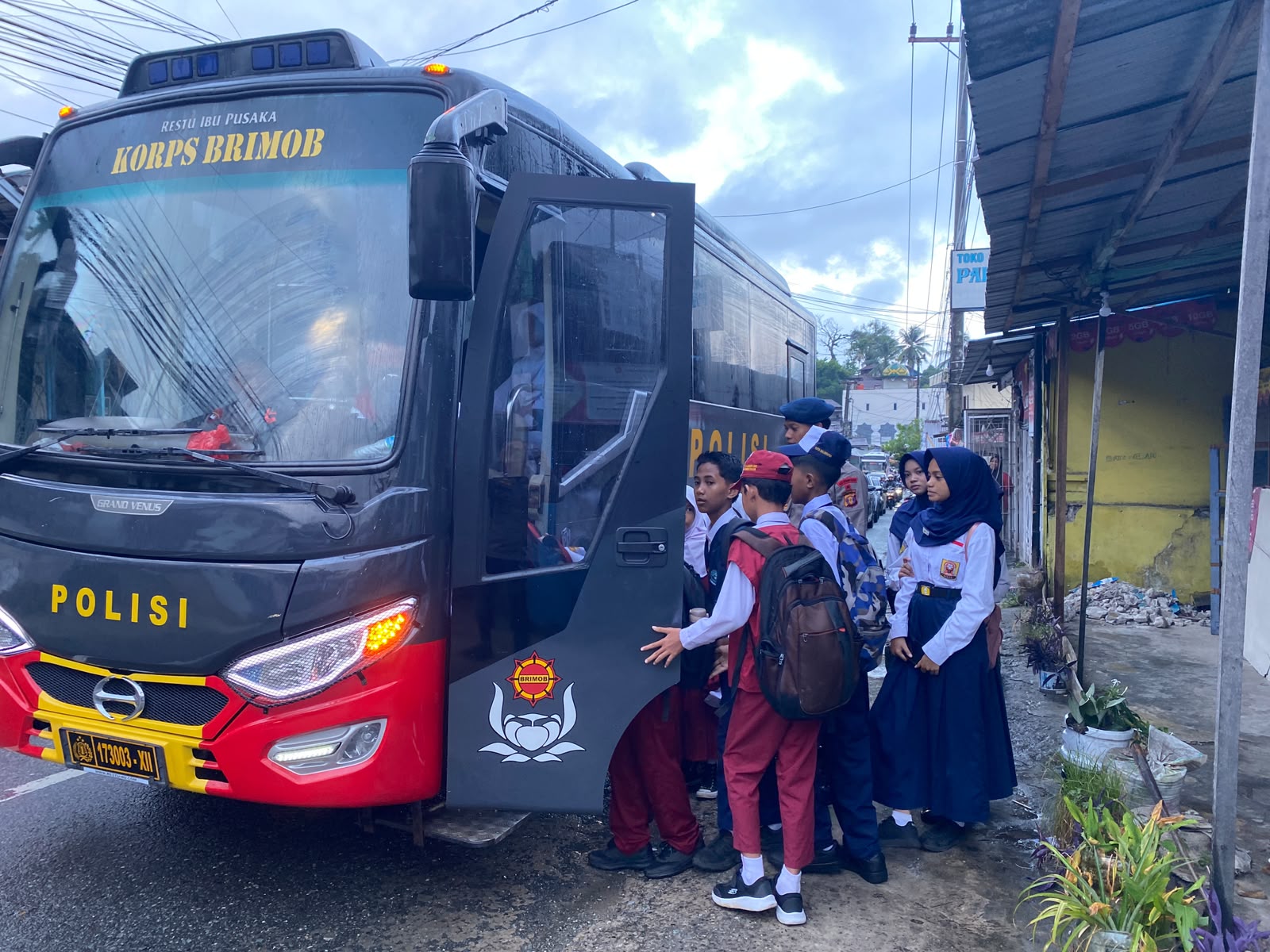 Wujud Pelayanan Masyarakat, Brimob Kaltim Sediakan Pelayanan Bus Sekolah Gratis di Balikpapan