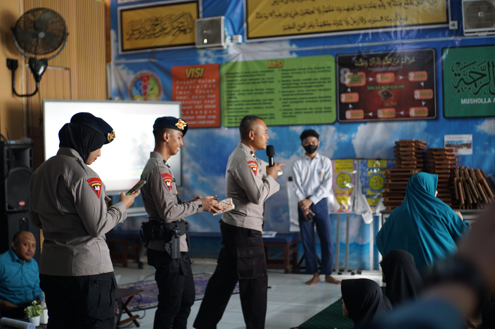 Personel Kompi 1 Yon C Pelopor Sosialisasikan Pengenalan Lingkungan Sekolah Tanpa Kekerasan di SMPIT Mutiara Rahmah Balikpapan