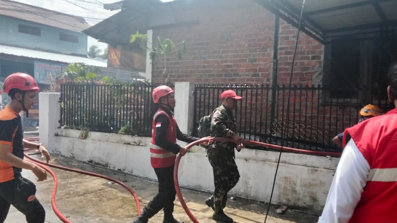 BRIMOB KALTIM CEPAT RESPON KEBAKARAN RUMAH DI PRONA 3 SEPINGGAN, TIDAK ADA KORBAN JIWA