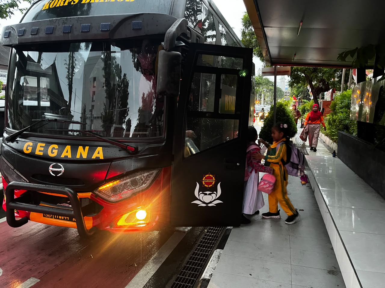 Dukung Pendidikan Anak, Detasemen Gegana Brimob Kaltim Sediakan Pelayanan Bus Sekolah Gratis di Balikpapan