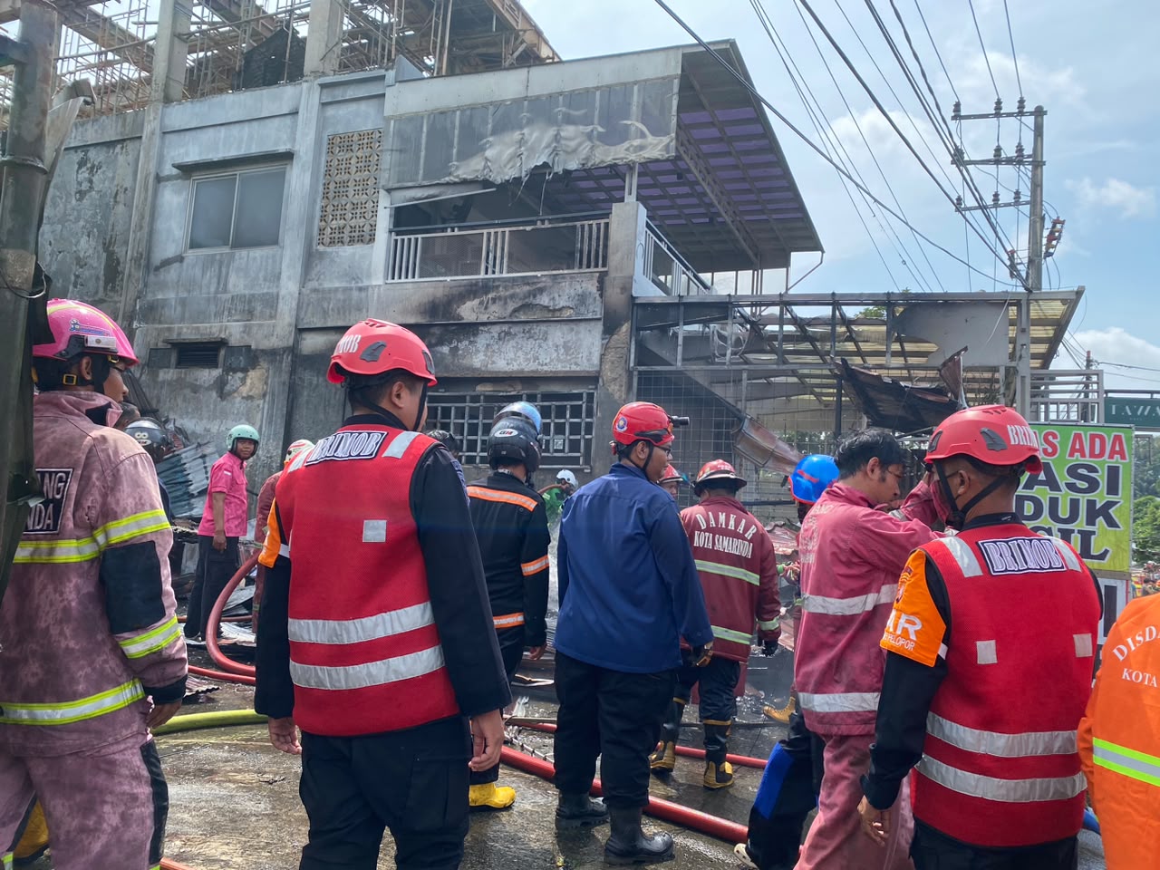 Gerak Cepat Respons Bencana Batalyon B Pelopor Brimob Kaltim Tangani Kebakaran di Samarinda Seberang