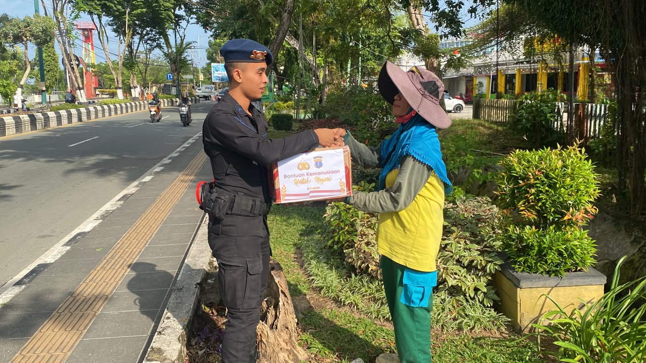 BRIMOB KALTIM BAGIKAN BAPOKTING KEPADA WARGA MEMBUTUHKAN DI BALIKPAPAN SELATAN