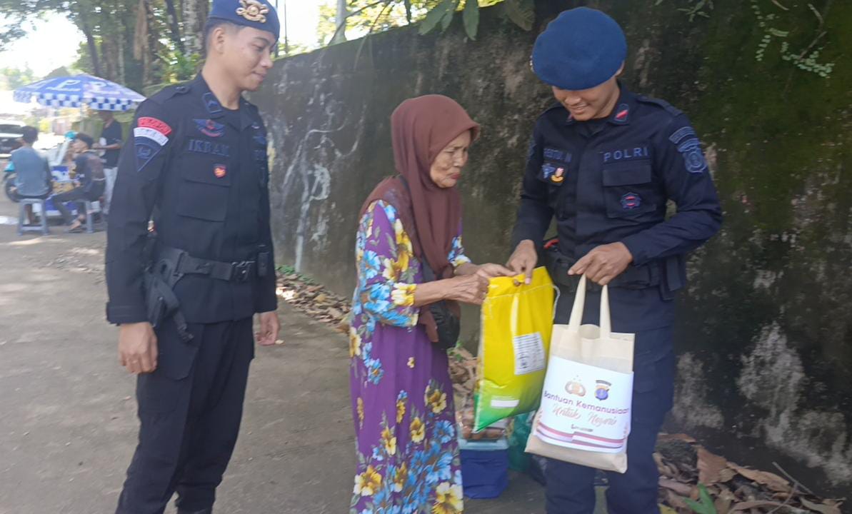 Salurkan Bantuan Kemanusiaan, Kompi 3 Batalyon C Pelopor Brimob Kaltim Sambangi Warga di Berau