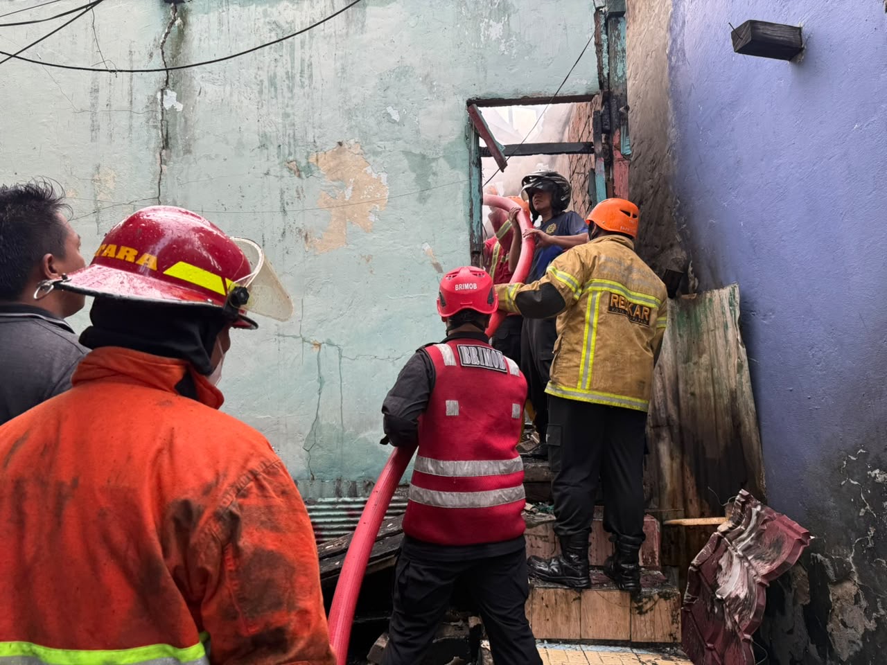 Respon Cepat, Brimob Kaltim Padamkan Kebakaran Di Jalan Dahor 2 Balikpapan