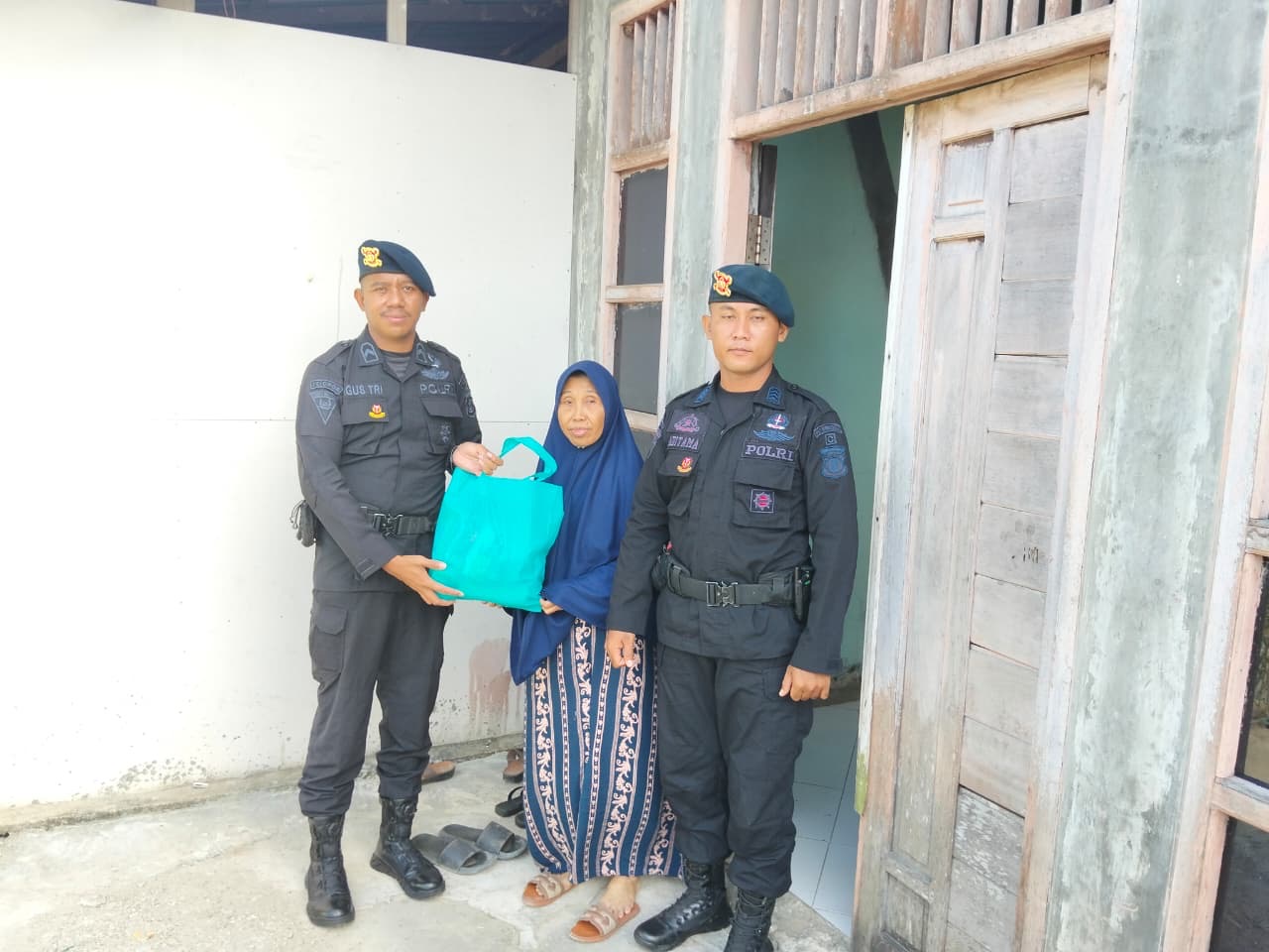 Tebar Kebaikan di Tanah Grogot, Brimob Paser Salurkan Paket Sembako Jum’at Berkah untuk Lansia dan Warga Prasejahtera