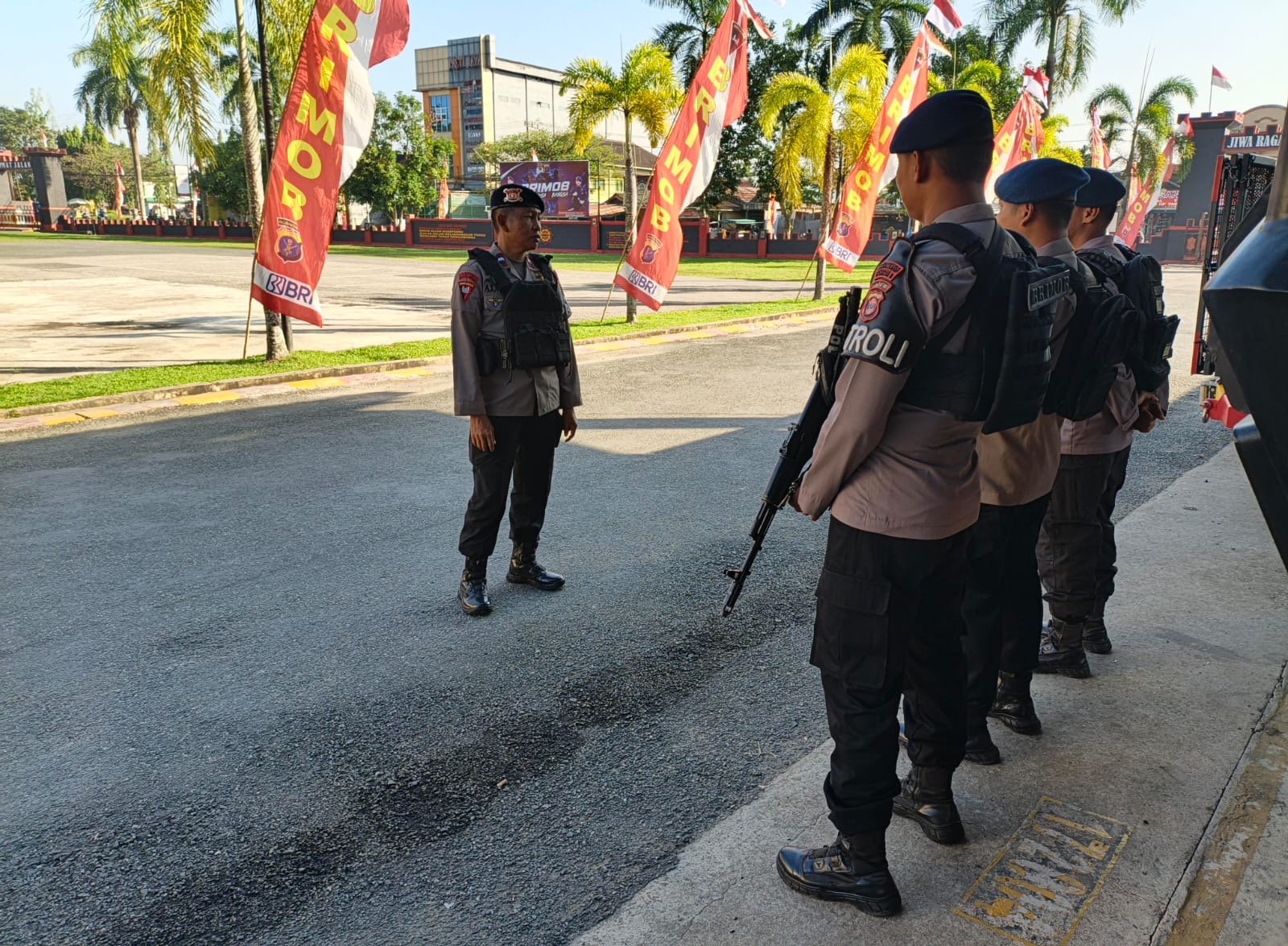Pertebal Keamanan Obvit dan Ingatkan Bahaya Karhutla, Patroli Brimob Samarinda Sapa Warga di Tiga Titik Strategis