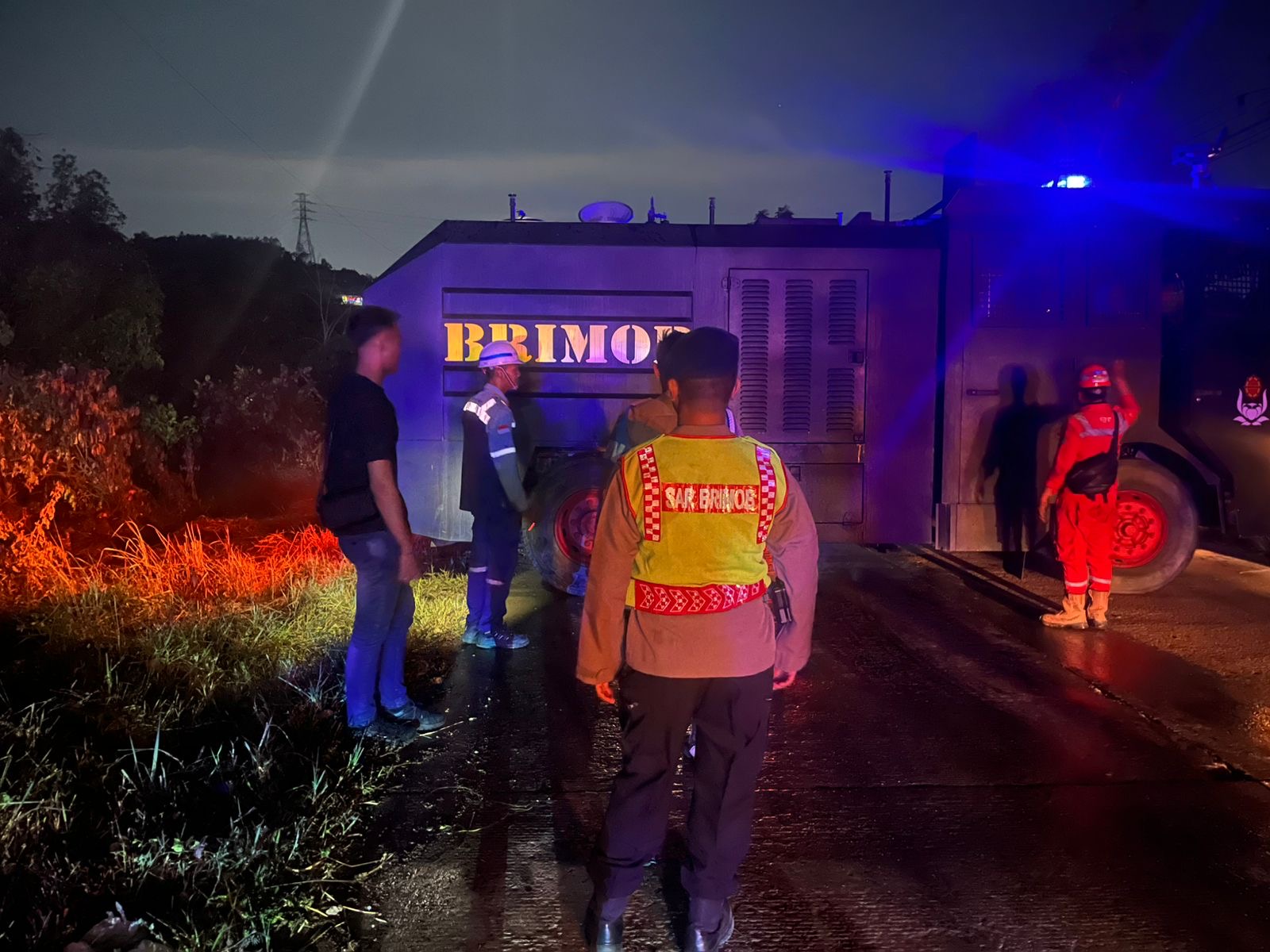 Tim Respon Bencana Batalyon C Pelopor Satbrimob Polda Kaltim Beserta 1 Unit AWC Di Terjunkan Bantu Padamkan Kebakaran Lahan Di Kariangau