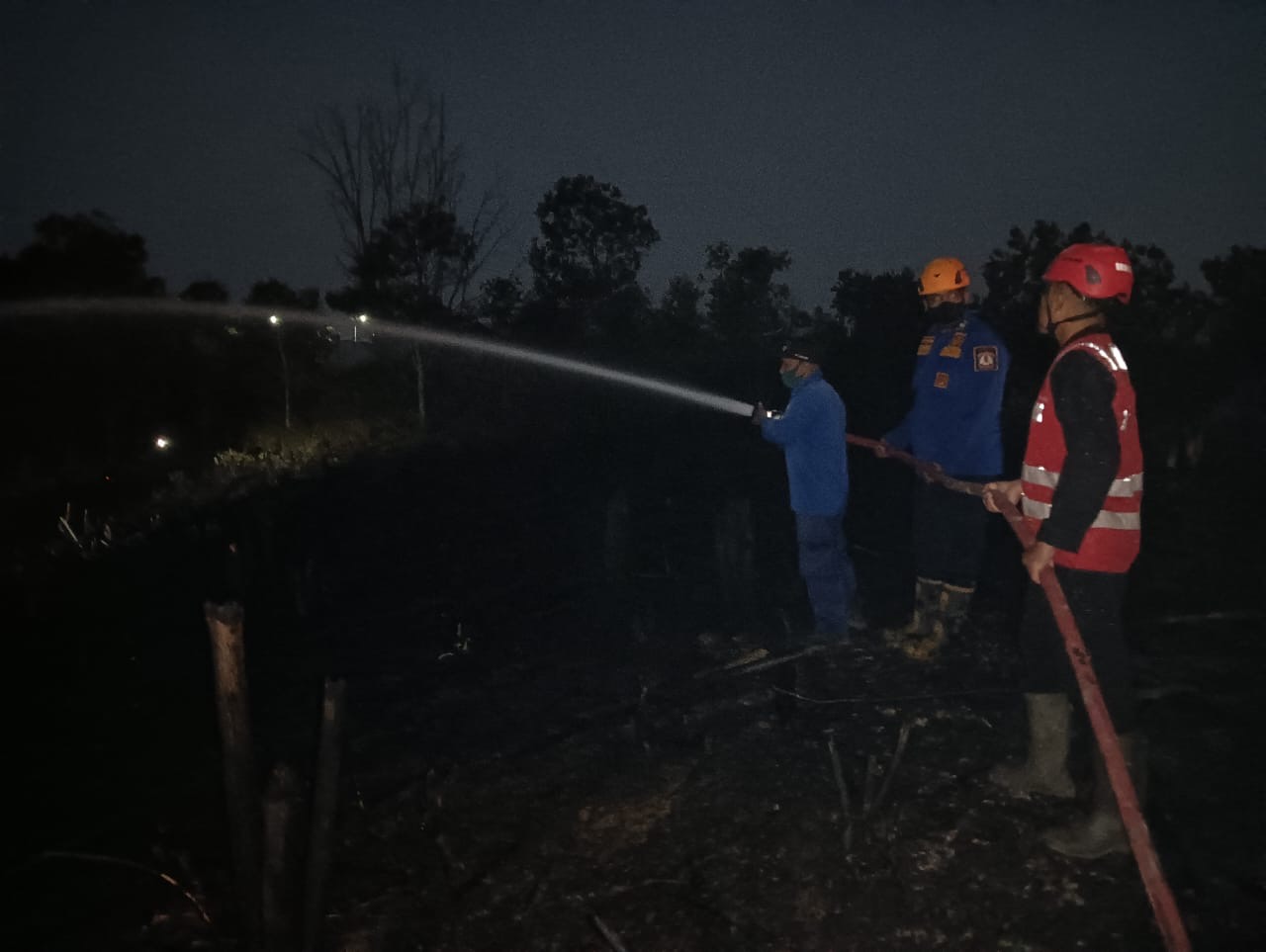 Gerak Cepat, Piket Respons Bencana Batalyon A Pelopor Padamkan Kebakaran Lahan di Sepinggan