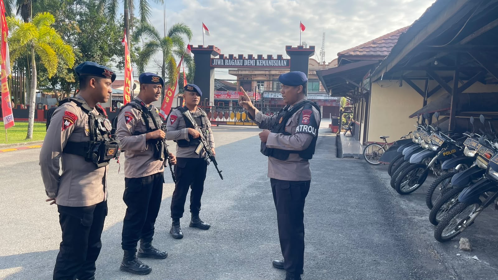 Perkuat Pengamanan Sektor Keuangan dan Ekonomi, Patroli Brimob Samarinda Menyisir Bank Indonesia Hingga Pusat Perbelanjaan