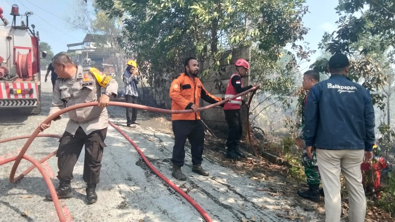 Batalyon A Brimob Kaltim Respon Cepat Padamkan Kebakaran Lahan di Bukit Cinta Damai Balikpapan