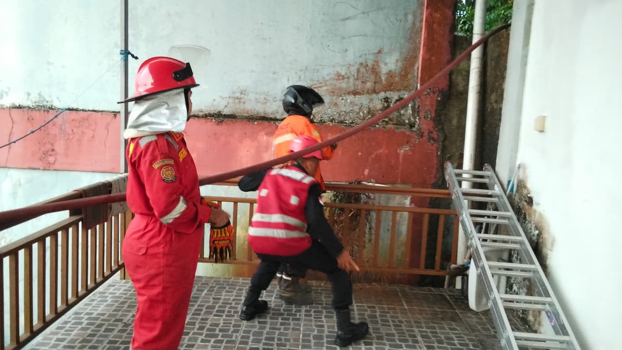BRIMOB GERAK CEPAT PADAMKAN KEBAKARAN LAHAN DI BALIKPAPAN TENGAH