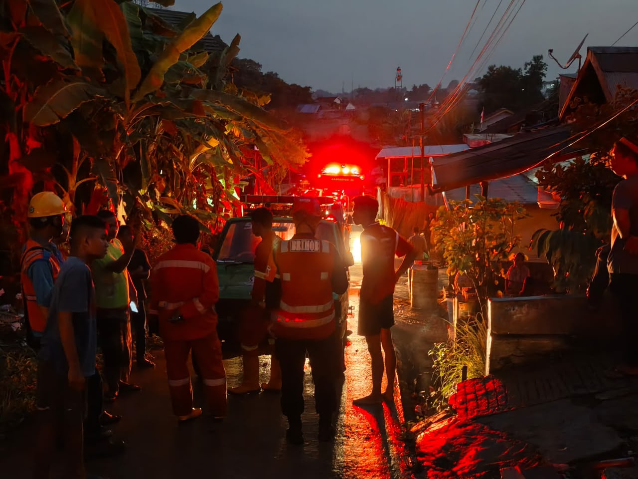 Gerak Cepat Tangani Kebakaran di Sambutan Samarinda, Satbrimob Polda Kaltim Turunkan Tim Respons Bencana