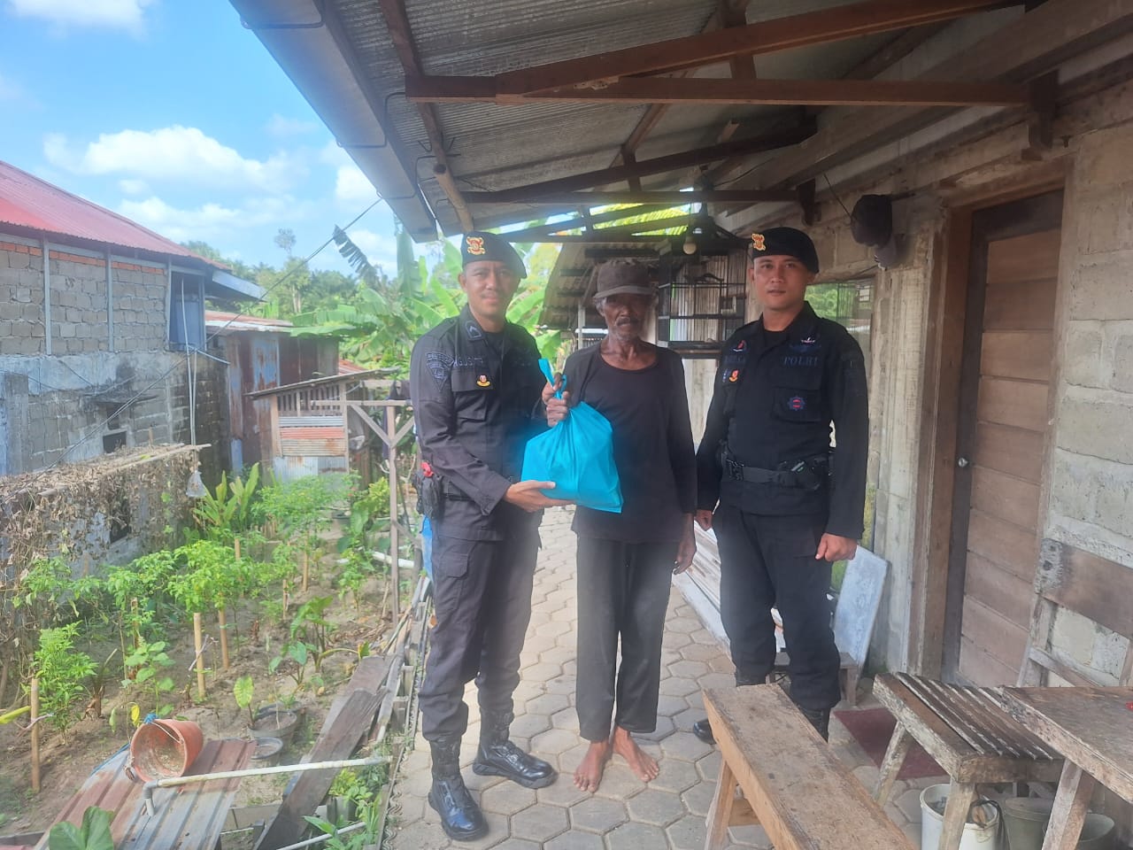 Program Bakti Brimob Jumat Berkah, Bripda Agus Tri Salurkan Bantuan kepada Warga Lansia di Kabupaten Paser