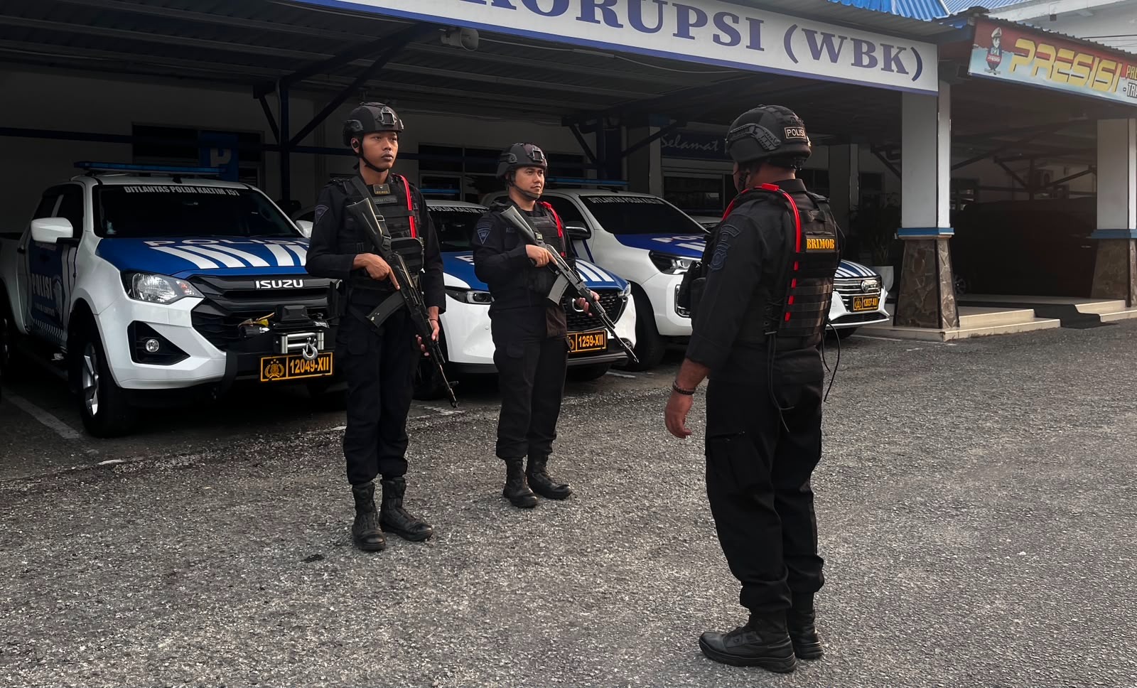 Jamin Kelancaran Pelayanan Publik, Batalyon A Pelopor Perketat Pengamanan di Kantor Samsat Balikpapan